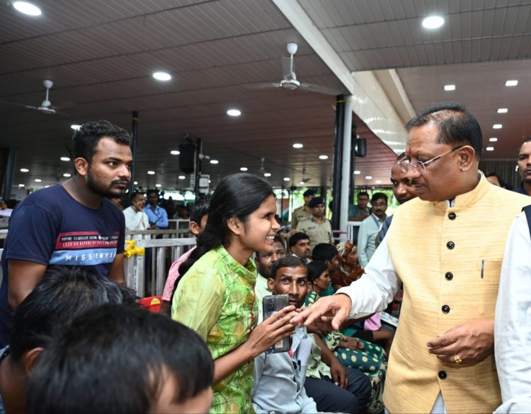 रायपुर : जशपुर से आई दृष्टिबाधित कुमारी रूपवर्षा ने पढ़ने में आ रही दिक्कत के लिए ऑर्बिट रीडर यन्त्र के लिए मुख्यमंत्री से गुहार की