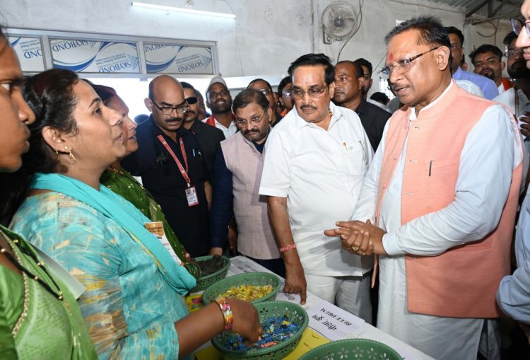 रायपुर : मुख्यमंत्री श्री साय एवं केंद्रीय जल शक्ति मंत्री श्री पाटिल ने प्लास्टिक वेस्ट मैनेजमेंट यूनिट का किया मुआयना