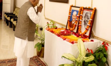 राज्यपाल ने महात्मा गांधी और पूर्व प्रधानमंत्री स्व. शास्त्री को राजभवन में दी श्रद्धांजलि