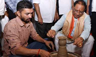 रायपुर : मुख्यमंत्री श्री विष्णु देव साय ने चाक पर दिखाई कलाकारी, बनाई मिट्टी की कटोरी