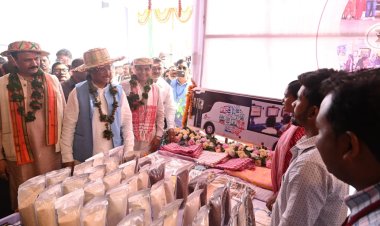 रायपुर : मुख्यमंत्री श्री विष्णुदेव साय ने बैठक में शामिल होने से पूर्व विभिन्न विभागीय स्टॉल्स का अवलोकन किया