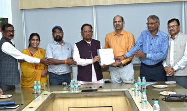 रायपुर : मुख्यमंत्री श्री विष्णु को आज छत्तीसगढ़ राज्य पिछड़ा वर्ग कल्याण आयोग के अध्यक्ष श्री आर. एस.विश्वकर्मा ने आयोग का प्रतिवेदन सौंपा