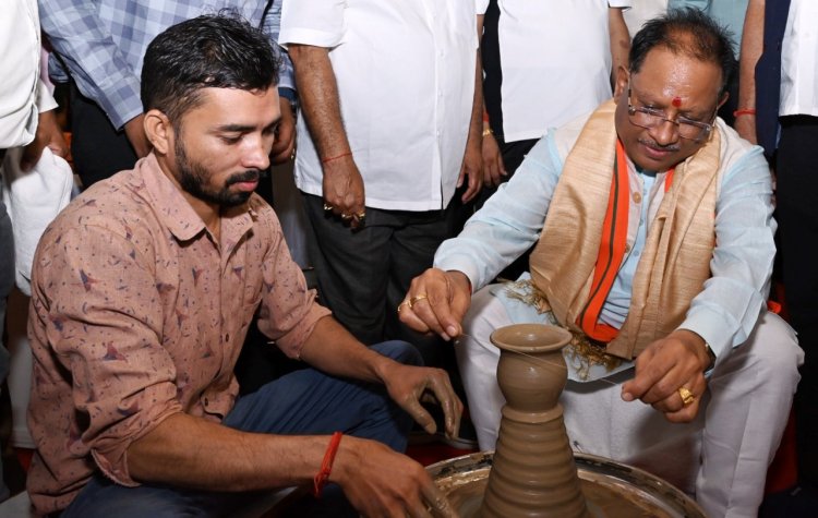 रायपुर : मुख्यमंत्री श्री विष्णु देव साय ने चाक पर दिखाई कलाकारी, बनाई मिट्टी की कटोरी