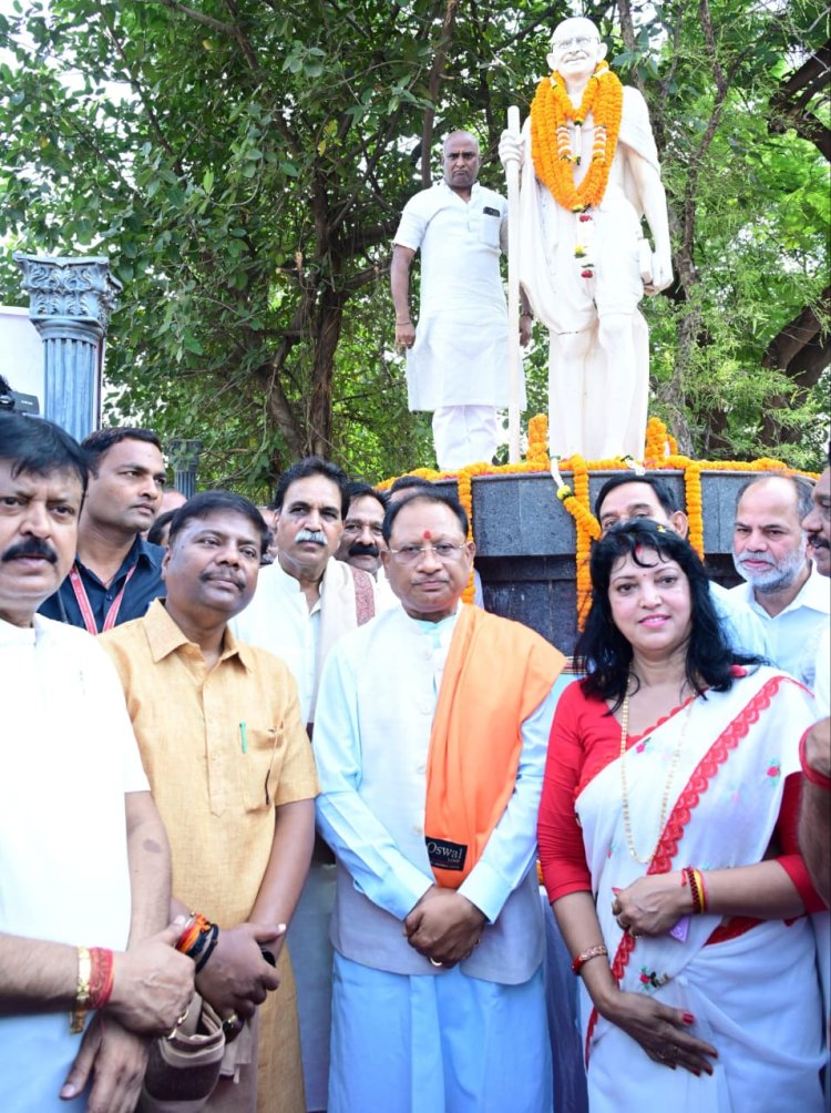 रायपुर : मुख्यमंत्री श्री विष्णुदेव साय ने महात्मा गांधी जी की प्रतिमा पर किया माल्यार्पण