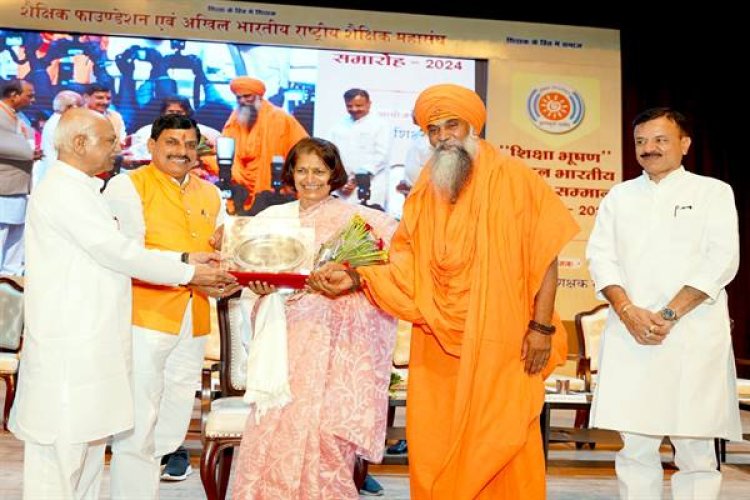 मुख्यमंत्री डॉ.मोहन यादव ने रविंद्र भवन में आयोजित "शिक्षा भूषण" अखिल भारतीय शिक्षक सम्मान समारोह में शिक्षकों को सम्मानित किया।