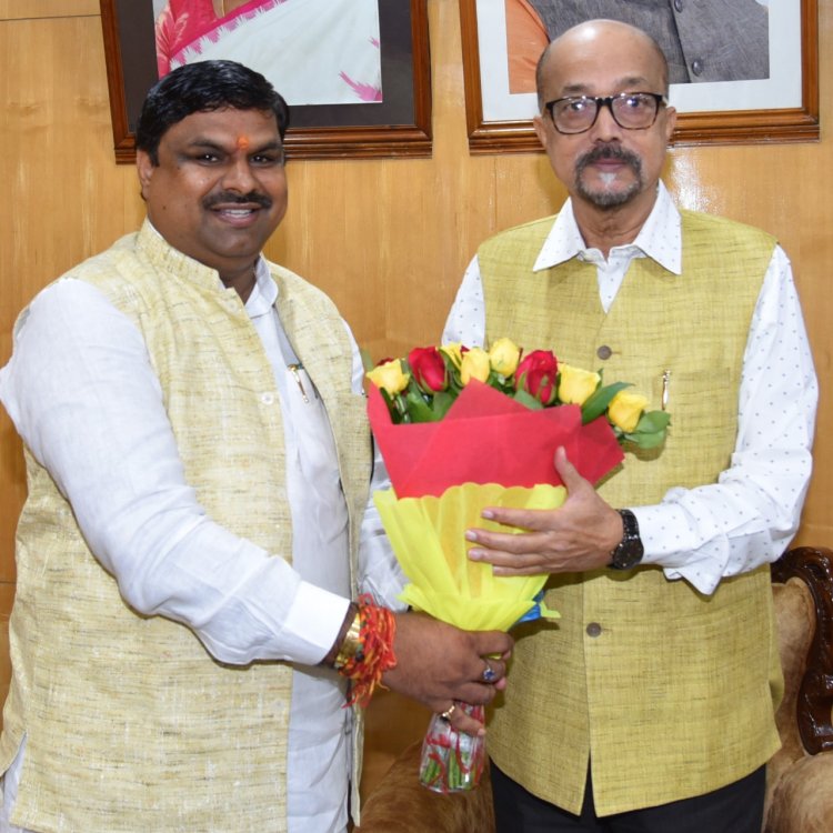 रायपुर : राज्यपाल श्री रमेन डेका से विधायक श्री यादव ने की सौजन्य मुलाकात