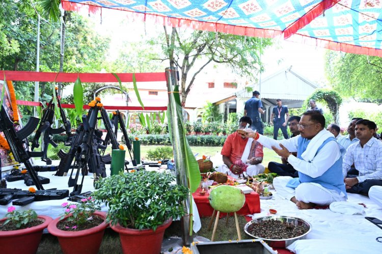 रायपुर : मुख्यमंत्री श्री विष्णु देव साय ने विजयदशमी पर्व के अवसर पर किया शस्त्र पूजन