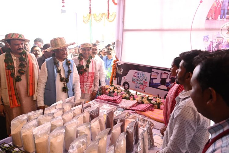 रायपुर : मुख्यमंत्री श्री विष्णुदेव साय ने बैठक में शामिल होने से पूर्व विभिन्न विभागीय स्टॉल्स का अवलोकन किया