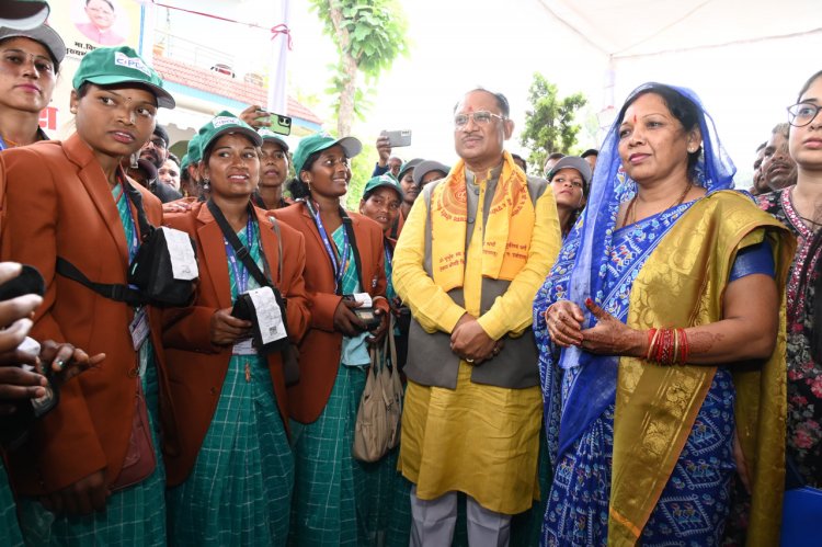 रायपुर : मुख्यमंत्री श्री विष्णु देव साय ने बिजली सखियों को वितरित किए बिजली किट