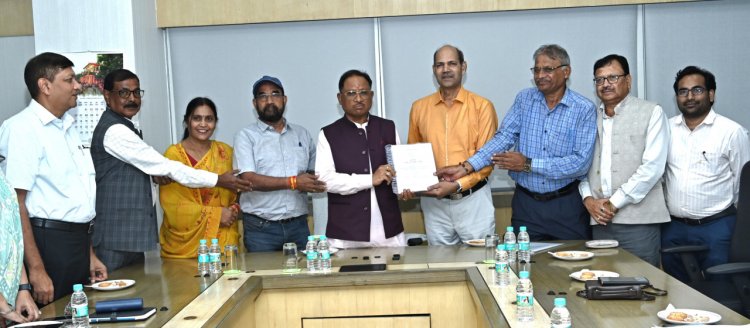 रायपुर : मुख्यमंत्री श्री विष्णु को आज छत्तीसगढ़ राज्य पिछड़ा वर्ग कल्याण आयोग के अध्यक्ष श्री आर. एस.विश्वकर्मा ने आयोग का प्रतिवेदन सौंपा