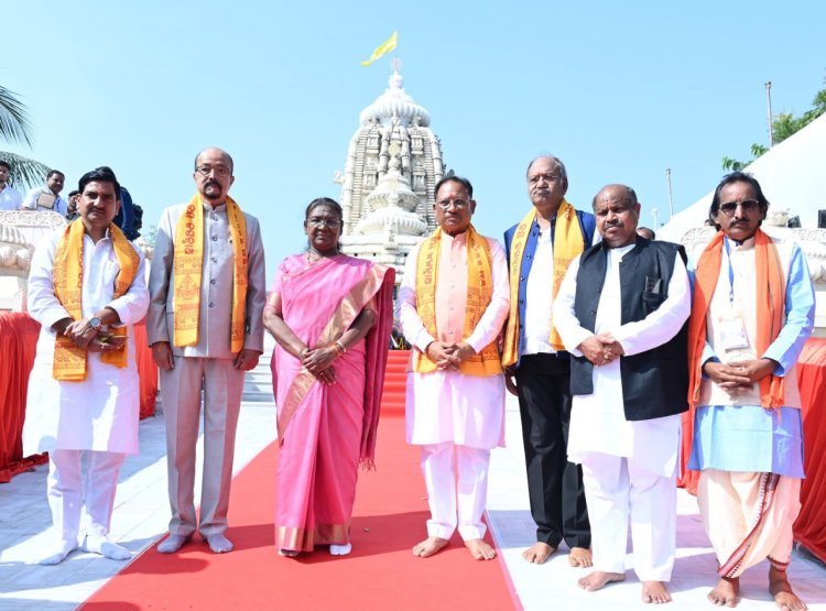 रायपुर : राष्ट्रपति श्रीमती मुर्मु एवं राज्यपाल श्री डेका ने महाप्रभु श्री जगन्नाथ भगवान के किए दर्शन