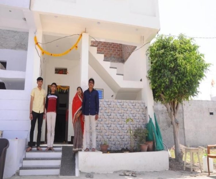 इंदौर की श्रीमती सरिता-रविन्द्र को किराये के मकान से मिली मुक्ति