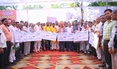 कवर्धा : दीपावली के पूर्व उपमुख्यमंत्री ने बोनस राशि का वितरण कर किसानों को दिया तोहफा