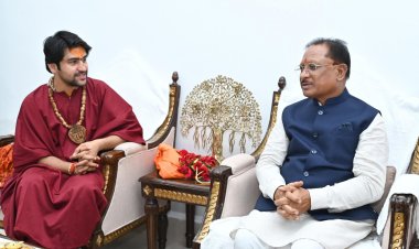 रायपुर : मुख्यमंत्री ने बागेश्वर धाम के पीठाधीश्वर पं. धीरेंद्र शास्त्री से आशीर्वाद ग्रहण किया
