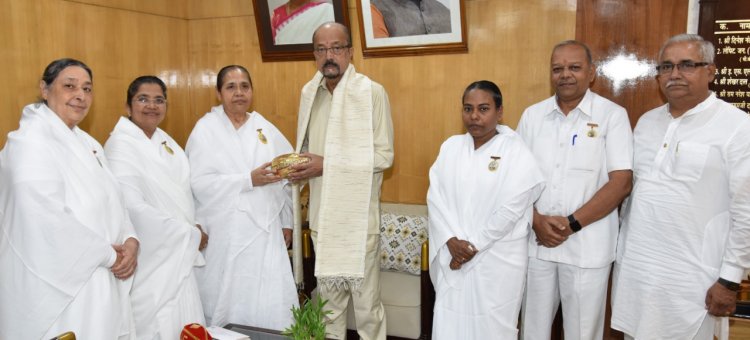 रायपुर : राज्यपाल श्री रमेन डेका कोे ब्रम्हकुमारी बहनों ने भाई दूज का टीका लगाया