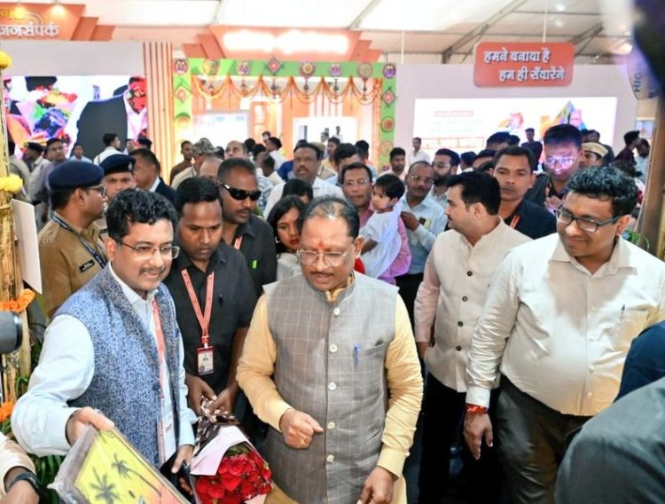 रायपुर : राज्योत्सव - 2024 : आदिमजाति विभाग की प्रदर्शनी का मुख्यमंत्री श्री विष्णु देव साय ने की प्रशंसा