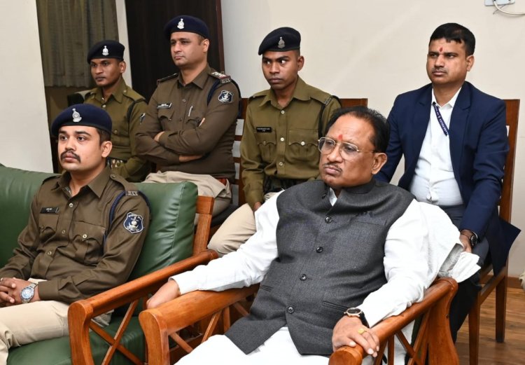 रायपुर : मुख्यमंत्री श्री विष्णु देव साय ने पुलिस जवानों के साथ सुनी मन की बात