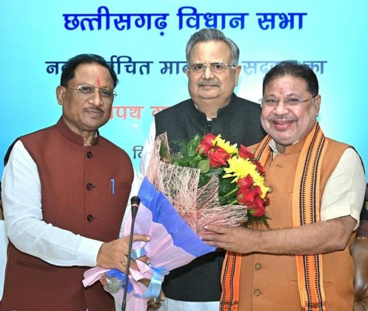 रायपुर : विधानसभा अध्यक्ष डॉ. रमन सिंह ने नवनिर्वाचित विधायक श्री सुनील सोनी को विधानसभा सदस्यता की दिलाई शपथ