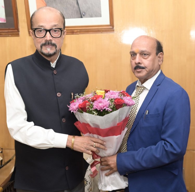 रायपुर : राज्यपाल श्री डेका से छत्तीसगढ़ राज्य मानवाधिकार के सदस्य श्री मिश्रा ने सौजन्य भेंट की