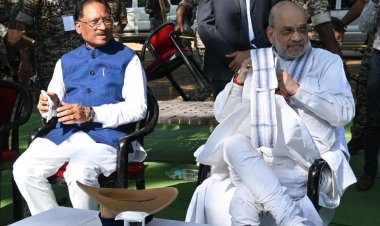 रायपुर : बीजापुर जिले के गांव गुण्डम में महुआ पेड़ के नीचे केन्द्रीय गृह मंत्री ने लगाई चौपाल : ग्रामीणों से खुलकर की चर्चा