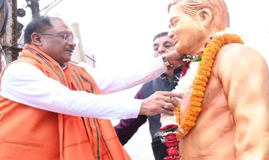रायपुर : मुख्यमंत्री श्री विष्णु देव साय ने पूर्व प्रधानमंत्री श्रद्धेय अटल जी की प्रतिमा पर माल्यार्पण कर उनका पुण्य स्मरण किया