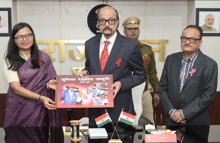 रायपुर : राज्यपाल श्री डेका को जूनियर रेडक्रॉस जम्बूरी का एलबम भेंट किया