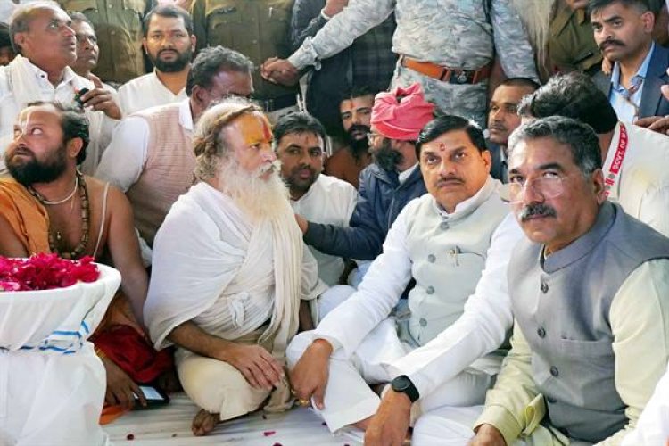 मुख्यमंत्री डॉ. यादव ने संत श्री सियाराम बाबा को दी श्रद्धांजलि