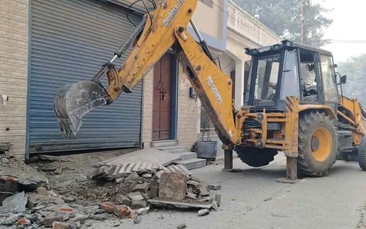 संभल में अवैध अतिक्रमण के खिलाफ पुलिस प्रशासन का एक्शन जारी