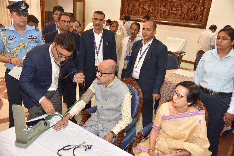 राज्यपाल श्री डेका ने स्वास्थ्य शिविर में कराया परीक्षण
