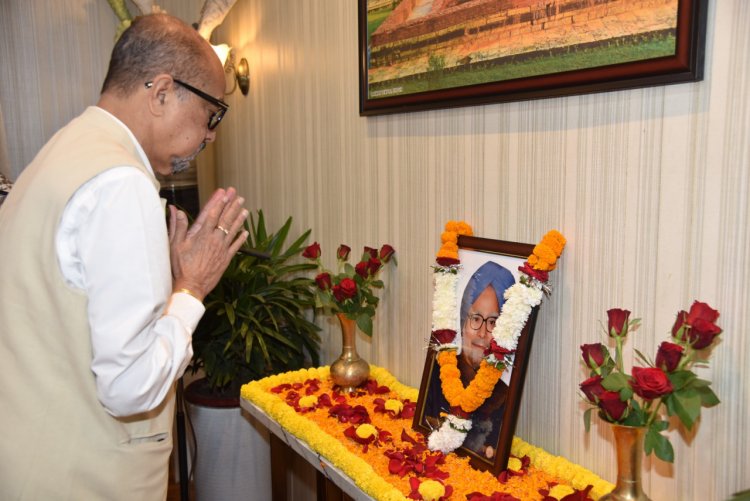 रायपुर: राज्यपाल श्री डेका ने पूर्व प्रधानमंत्री डॉ. मनमोहन सिंह के निधन पर उन्हें दी भावभीनी श्रद्धांजलि