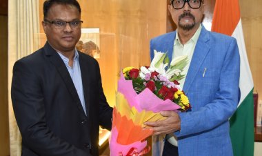 रायपुर : राज्यपाल श्री डेका से नव नियुक्त सचिव डॉ. प्रसन्ना ने की भेंट