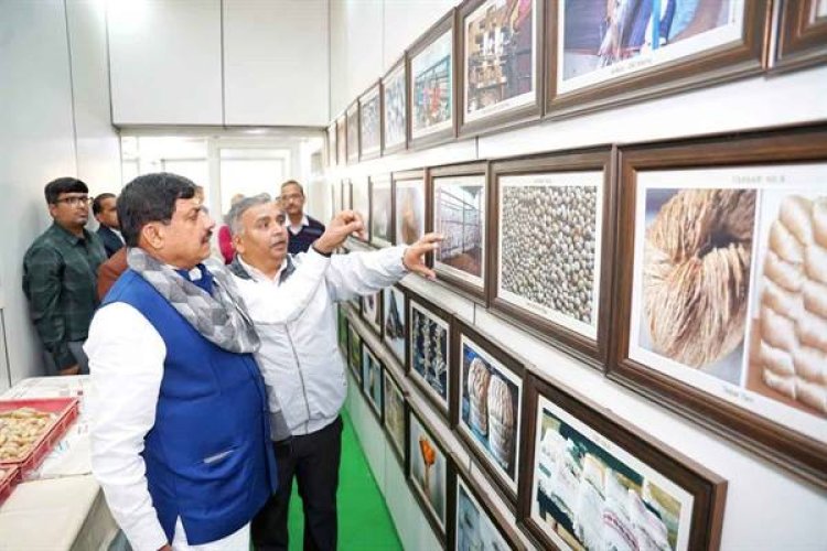 मुख्यमंत्री डॉ. यादव ने पचमढ़ी में प्राकृतिक रेश्मी वस्त्रों की प्रदर्शनी देखी