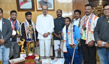 रायपुर: राज्यपाल श्री डेका से बॉडी बिल्डर्स चैम्पियनशिप के विजेता खिलाड़ियों ने की सौजन्य भेंट