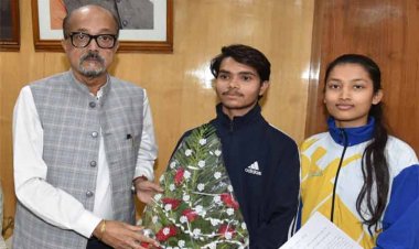 रायपुर : राज्यपाल श्री डेका ने विश्व योग प्रतियोगिता के लिए चयनित प्रतिभागियों को 25-25 हजार रूपए की सहायता राशि दी