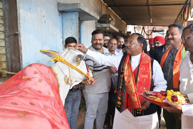 रायपुर : गौ-माता की सेवा कर कृषि मंत्री श्री राम विचार नेताम ने मनाया अपना जन्मदिन
