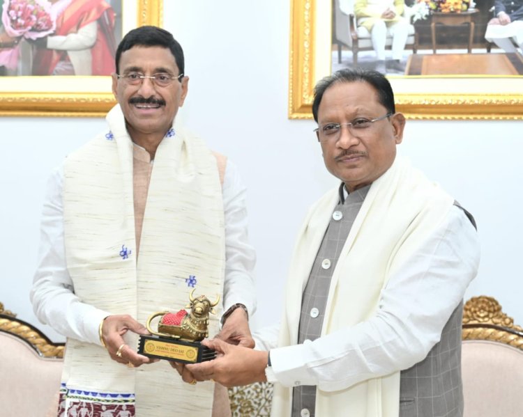 रायपुर : मुख्यमंत्री श्री विष्णु देव साय से केंद्रीय रक्षा राज्य मंत्री श्री संजय सेठ ने की सौजन्य भेंट