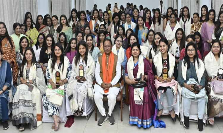 रायपुर : मुख्यमंत्री श्री साय ने महिला पत्रकारों का किया सम्मान