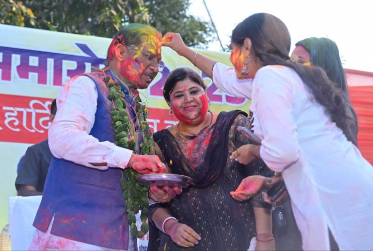 रायपुर : रायपुर प्रेस क्लब के होली मिलन समारोह में मुख्यमंत्री श्री साय हुए शामिल
