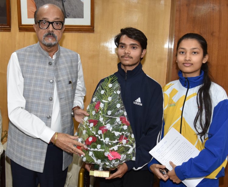 रायपुर : राज्यपाल श्री डेका ने विश्व योग प्रतियोगिता के लिए चयनित प्रतिभागियों को 50 हजार रूपए की सहायता राशि दी