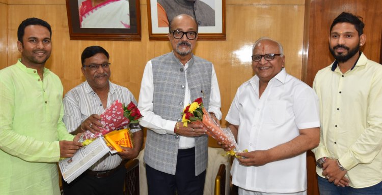 रायपुर : राज्यपाल श्री डेका से दिगम्बर जैन महासभा के उपाध्यक्ष श्री मोदी ने की सौजन्य भेंट