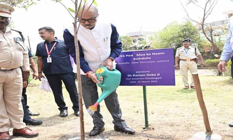रायपुर : राज्यपाल श्री रमेन डेका ने बेमेतरा कलेक्ट्रेट परिसर में ’एक पेड़ माँ के नाम अभियान‘ अंतर्गत किया पौधारोपण