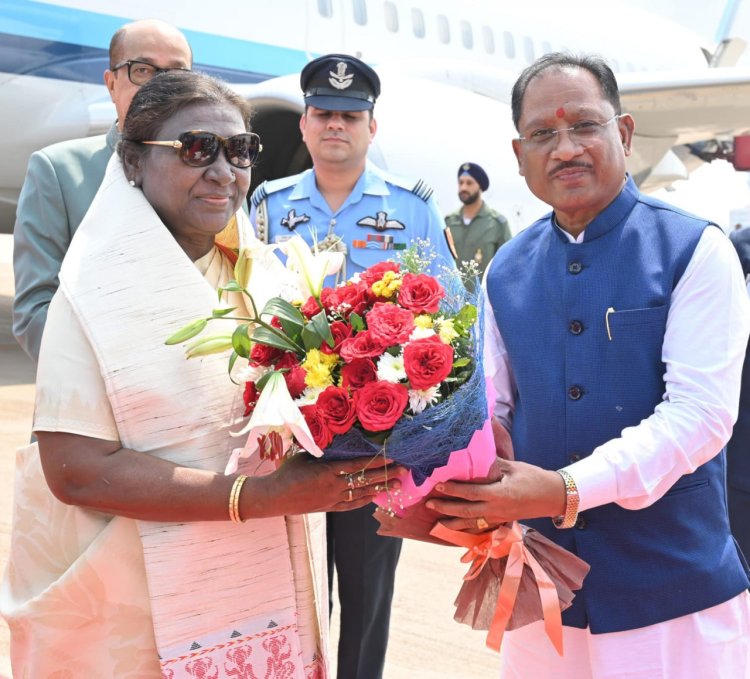 रायपुर : राष्ट्रपति श्रीमती द्रौपदी मुर्मु का छत्तीसगढ़ आगमन: स्वामी विवेकानंद एयरपोर्ट पर हुआ भव्य स्वागत