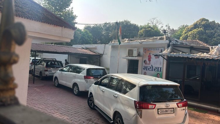 पूर्व मुख्यमंत्री भूपेश बघेल समेत कई वरिष्ठ अधिकारियों के घर CIB की दबिश