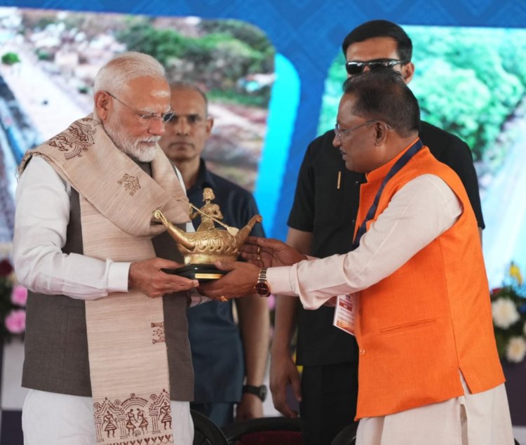 रायपुर : छत्तीसगढ़ की सांस्कृतिक पहचान और महिला सशक्तिकरण का प्रतीक भेंट : मुख्यमंत्री श्री विष्णुदेव साय ने प्रधानमंत्री श्री नरेंद्र मोदी को भेंट किया बिलासा देवी केवट का मोमेंटो