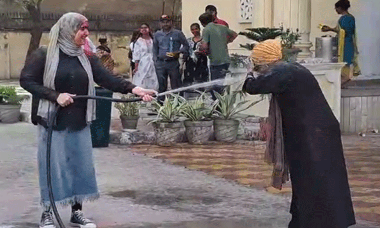 आगरा में  विदेशी छात्र-छात्राओं के लिए होली मिलन समारोह का किया गया  आयोजन