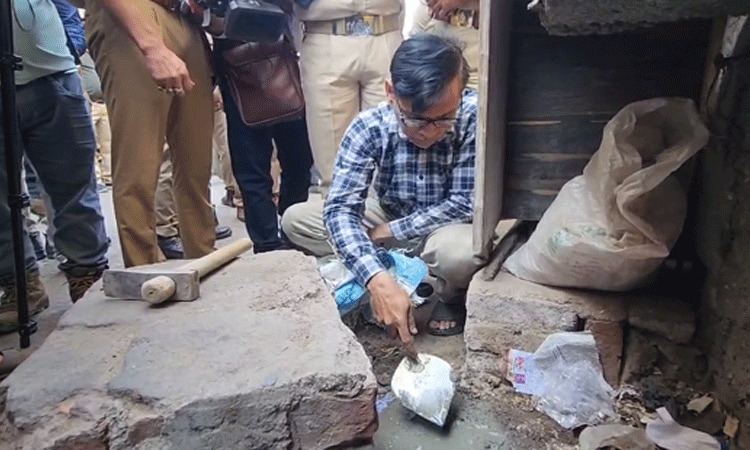 संभल पुलिस ने आज नेजा मेले के लिए झंडा लगाए जाने वाले गड्ढे को सीमेंट से भरवा दिया