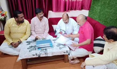 टीकमगढ़ - चावल के दानों पर रामचरितमानस लिखने वाले जीवन शर्मा से मिले केंद्रीय मंत्री वीरेंद्र कुमार, अनोखी कला कि करी सराहना