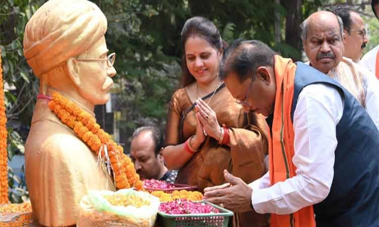 रायपुर : मुख्यमंत्री श्री विष्णु देव साय ने स्वतंत्रता संग्राम सेनानी मधुसूदन दास की प्रतिमा पर किया माल्यार्पण