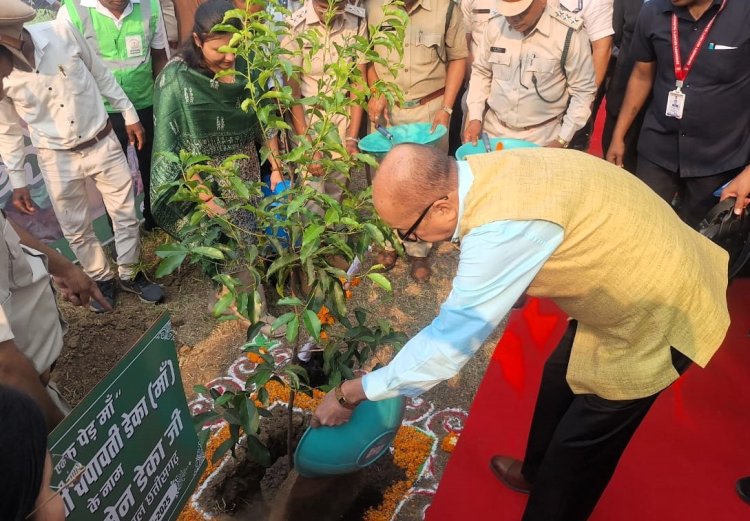 रायपुर : राज्यपाल श्री रमेन डेका ने ’एक पेड़ मां के नाम’ अभियान अंतर्गत किया पौधा रोपण