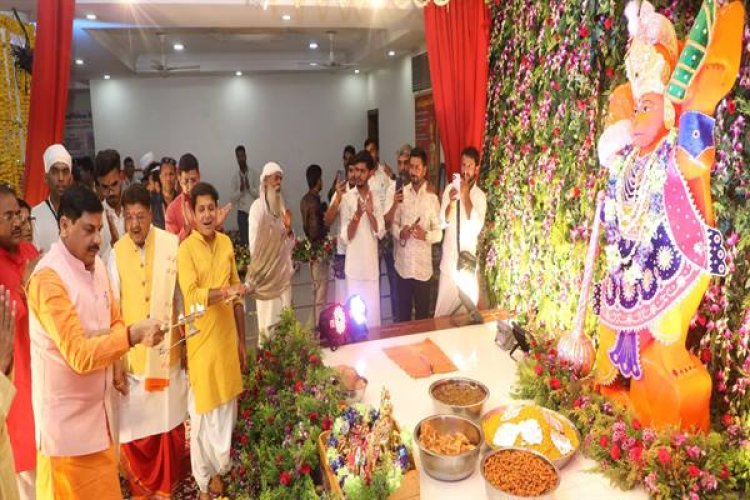 मुख्यमंत्री डॉ. यादव ने इंदौर के पितृ पर्वत पर हनुमान जी के दर्शन कर की पूजा-अर्चना